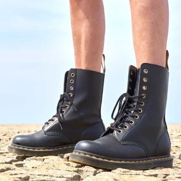 Dr Marten’s Vegan Leather Zavala AirWair Bouncy Soul Classic Boots NWOT - Picture 1 of 5